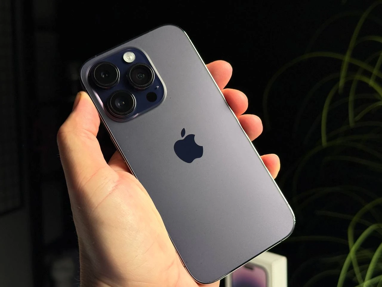 ВЖИВАНИЙ Б/У Apple iPhone 14 Pro 256GB Deep Purple (MQ1F3) - Стан: гарний | Акумулятор: 100% | Комплектація: повний | Гарантія: 3 міс.