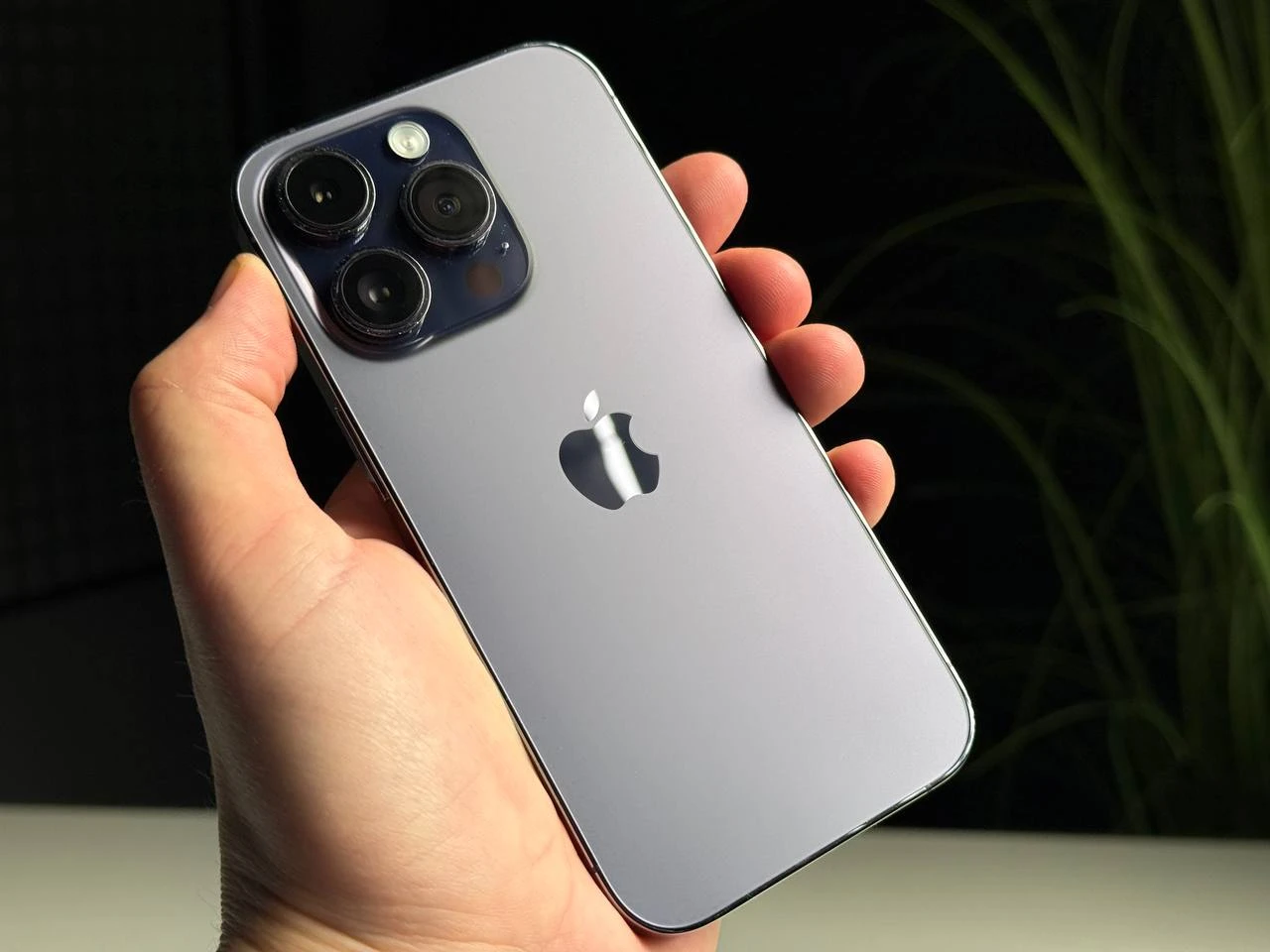 ВЖИВАНИЙ Б/У Apple iPhone 14 Pro 256GB Deep Purple (MQ1F3) - Стан: задовільний | Акумулятор: 100% | Комплектація: iPhone, кабель | Гарантія: 3 міс.