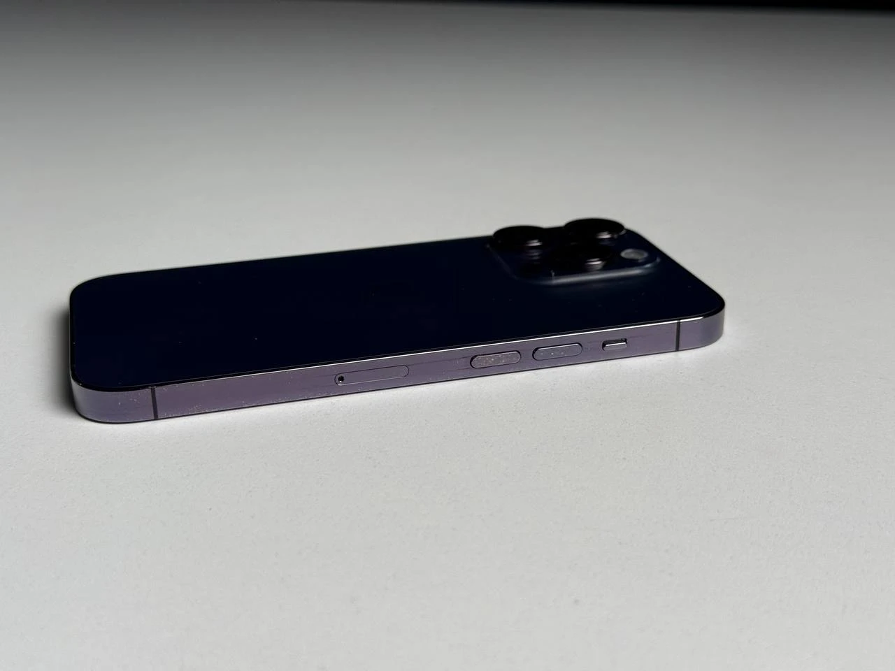 ВЖИВАНИЙ Б/У Apple iPhone 14 Pro 256GB Deep Purple (MQ1F3) - Стан: задовільний | Акумулятор: 100% | Комплектація: iPhone, кабель | Гарантія: 3 міс.