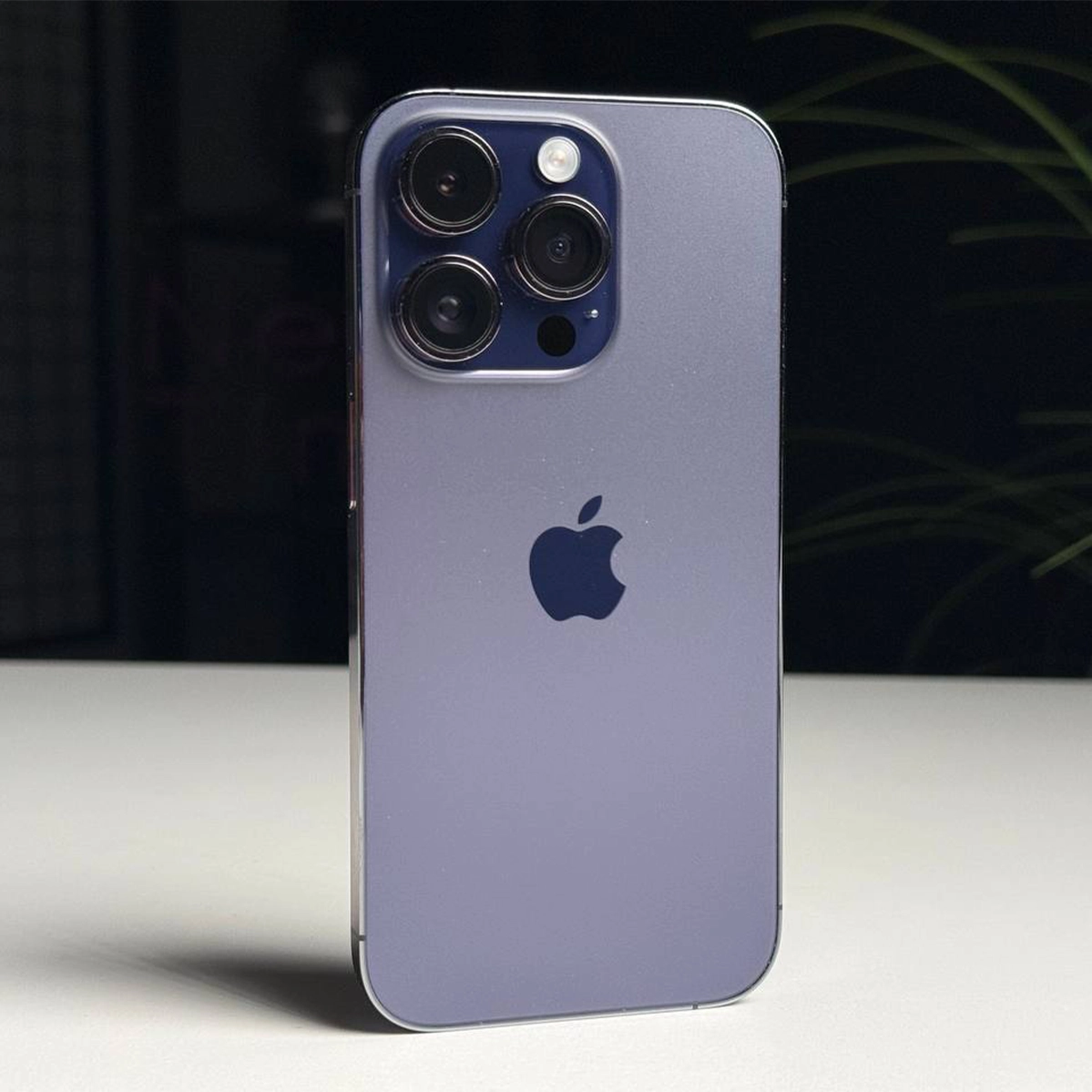 ВЖИВАНИЙ Б/У Apple iPhone 14 Pro 256GB Deep Purple (MQ1F3) - Стан: задовільний | Акумулятор: 100% | Комплектація: iPhone, кабель | Гарантія: 3 міс.