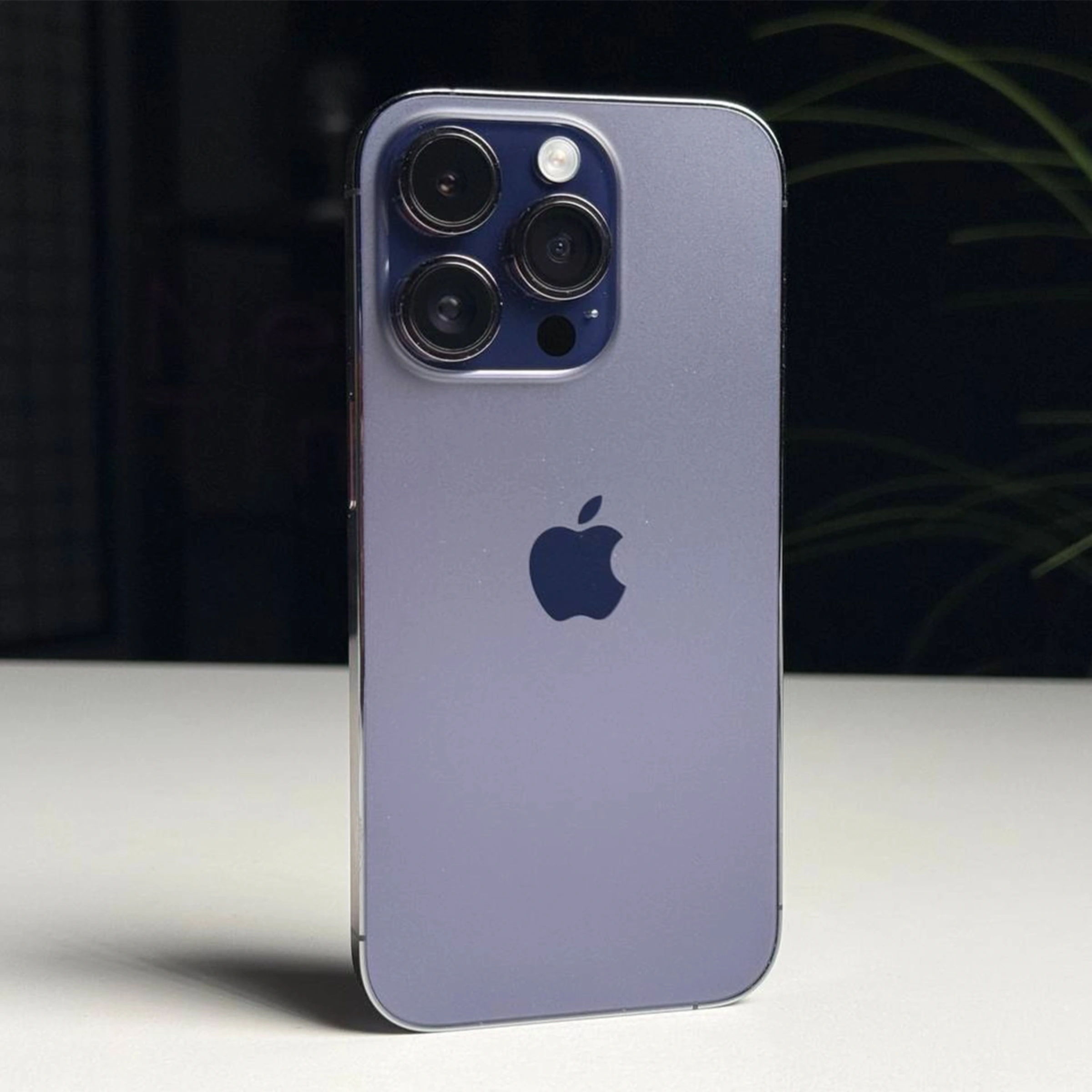 ВЖИВАНИЙ Б/У Apple iPhone 14 Pro 256GB Deep Purple (MQ1F3) - Стан: задовільний | Акумулятор: 100% | Комплектація: iPhone, кабель | Гарантія: 3 міс.