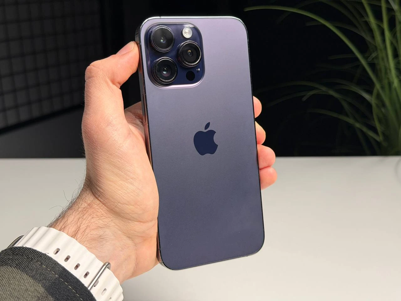 ВЖИВАНИЙ Б/У Apple iPhone 14 Pro Max 1TB Deep Purple (MQC53) - Состояние: хороший | Аккумулятор: 100% | Комплектация: iPhone, кабель | Гарантия: 3 мес.