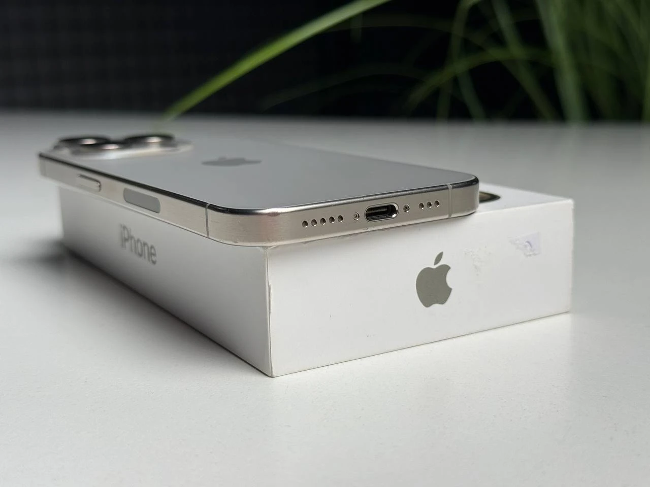 ВЖИВАНИЙ Б/У Apple iPhone 15 Pro 128GB Natural Titanium eSim (MTQP3) - Состояние: хороший | Аккумулятор: 92% | Комплектация: полный | Гарантия: 3 мес.