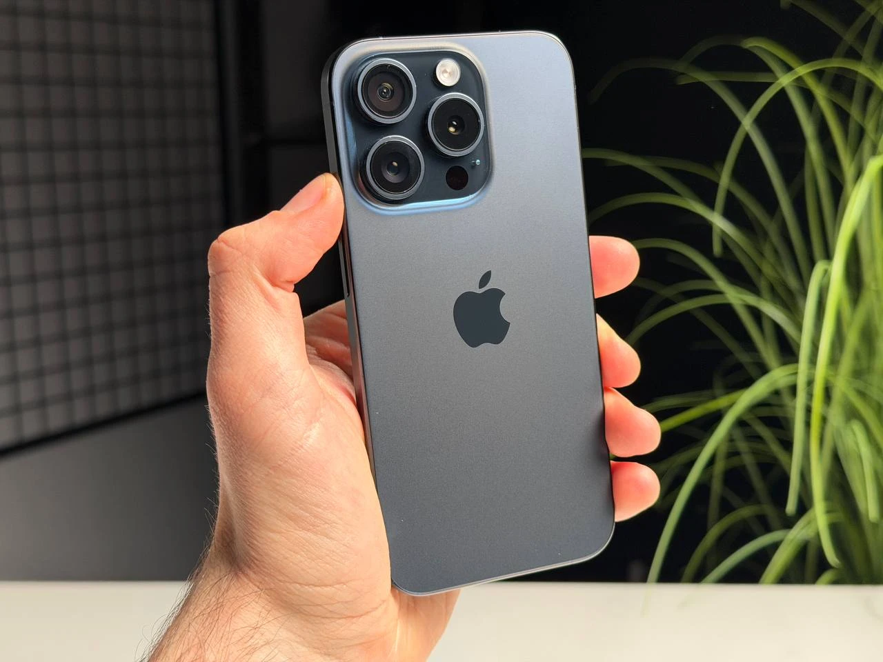 ВЖИВАНИЙ Б/У Apple iPhone 15 Pro 256GB Blue Titanium (MTV63) - Состояние: хороший | Аккумулятор: 100% | Комплектация: iPhone, кабель | Гарантия: 3 мес.