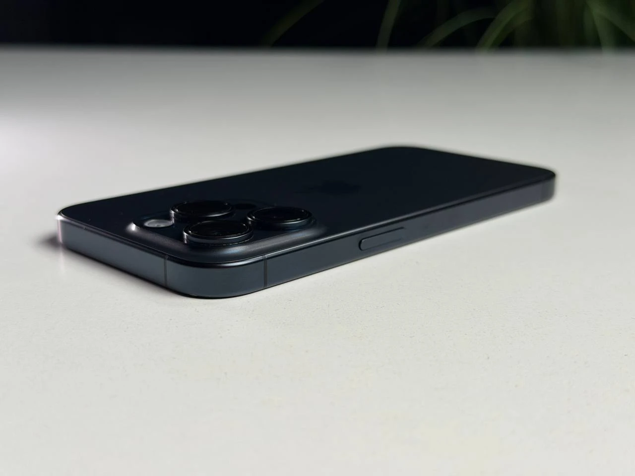 ВЖИВАНИЙ Б/У Apple iPhone 15 Pro 256GB Blue Titanium (MTV63) - Состояние: хороший | Аккумулятор: 100% | Комплектация: iPhone, кабель | Гарантия: 3 мес.