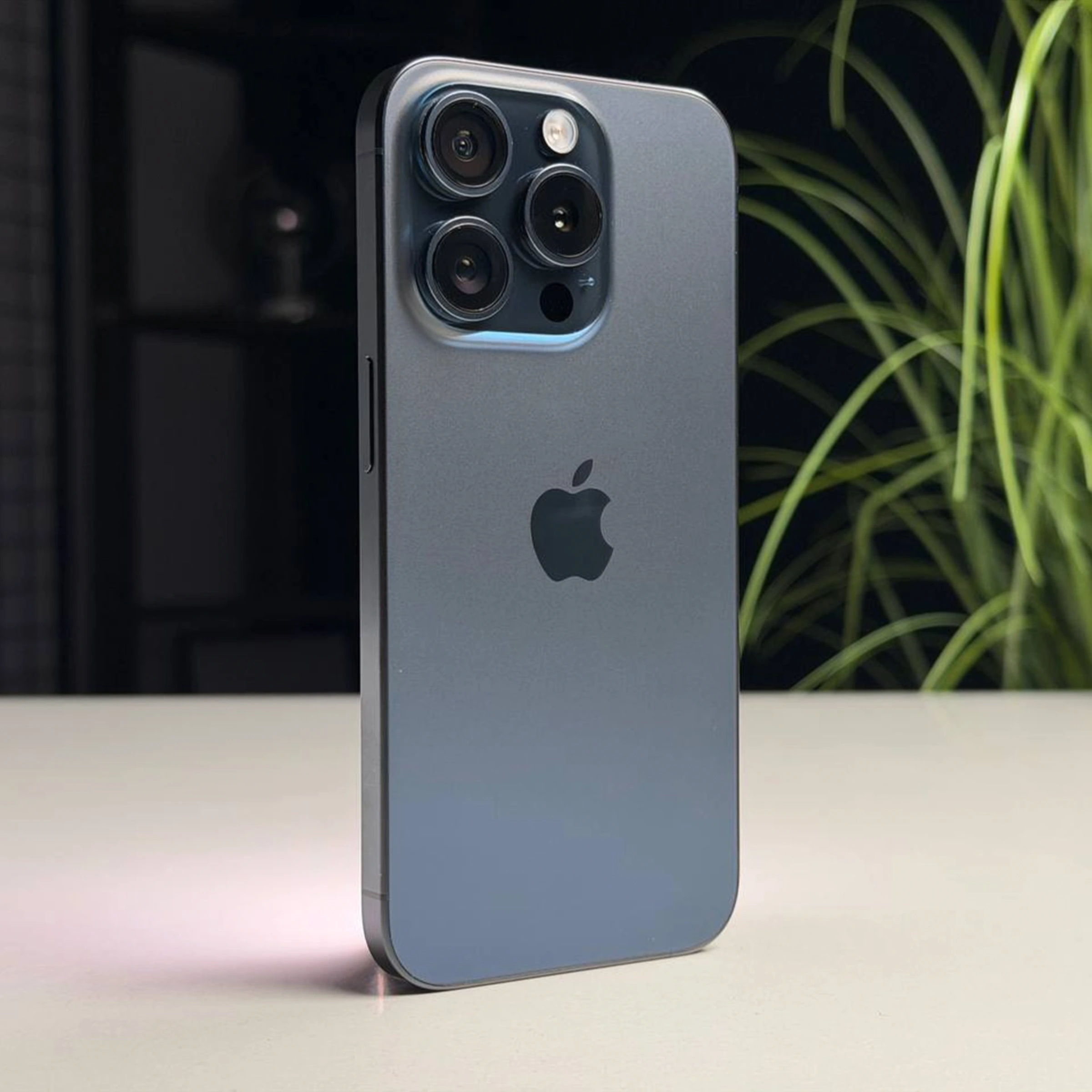 ВЖИВАНИЙ Б/У Apple iPhone 15 Pro 256GB Blue Titanium (MTV63) - Состояние: хороший | Аккумулятор: 100% | Комплектация: iPhone, кабель | Гарантия: 3 мес.