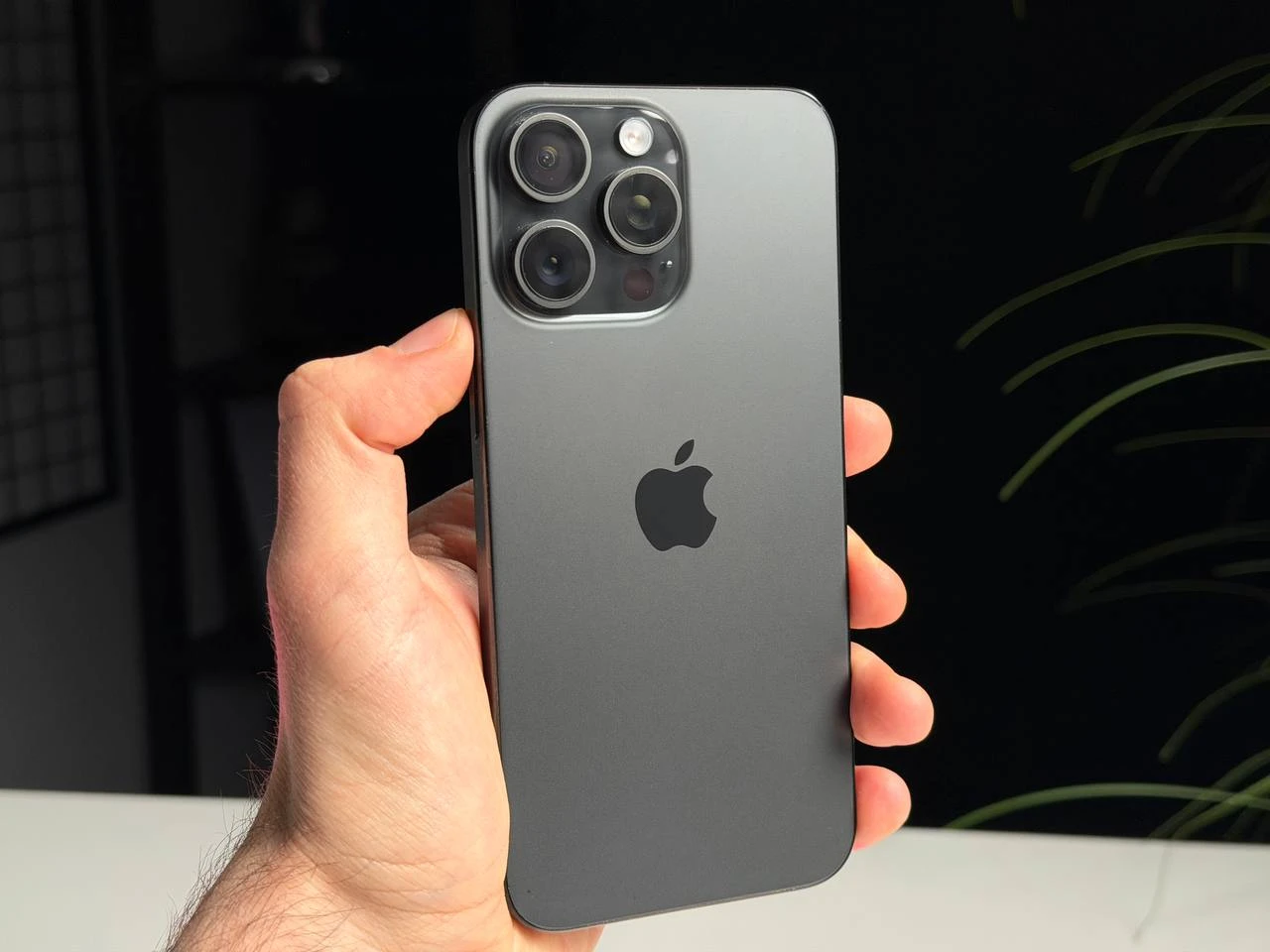 ВЖИВАНИЙ Б/У Apple iPhone 15 Pro Max 256GB Black Titanium (MU773) - Состояние: хороший | Аккумулятор: 100% | Комплектация: iPhone, кабель | Гарантия: 3 мес.