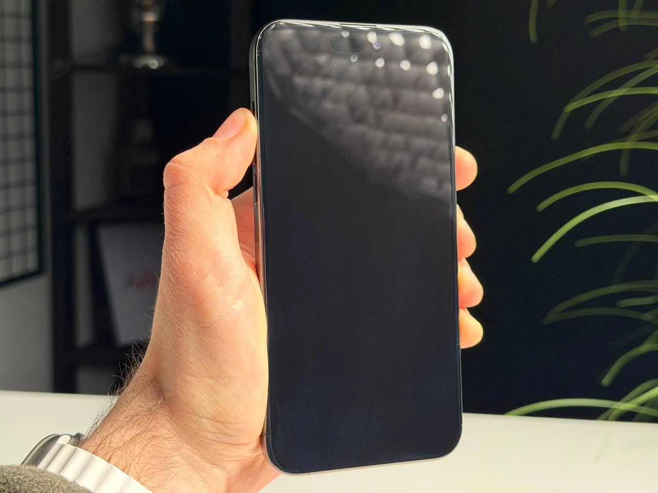 ВЖИВАНИЙ Б/У Apple iPhone 15 Pro Max 256GB Black Titanium (MU773) - Состояние: хороший | Аккумулятор: 100% | Комплектация: iPhone, кабель | Гарантия: 3 мес.