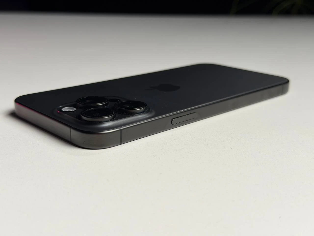 ВЖИВАНИЙ Б/У Apple iPhone 15 Pro Max 256GB Black Titanium (MU773) - Состояние: хороший | Аккумулятор: 100% | Комплектация: iPhone, кабель | Гарантия: 3 мес.