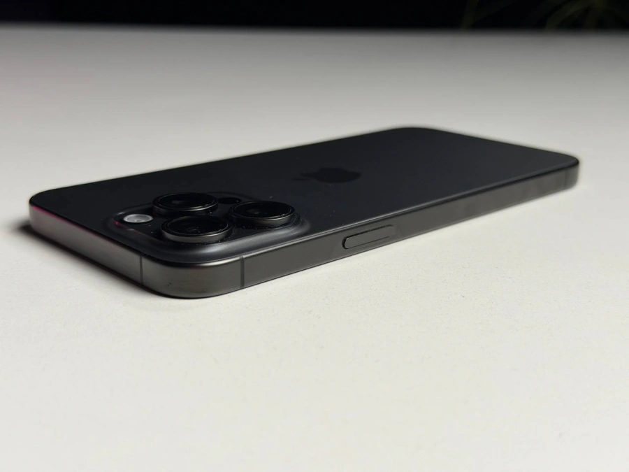 ВЖИВАНИЙ Б/У Apple iPhone 15 Pro Max 256GB Black Titanium (MU773) - Стан: гарний | Акумулятор: 100% | Комплектація: iPhone, кабель | Гарантія: 3 міс.
