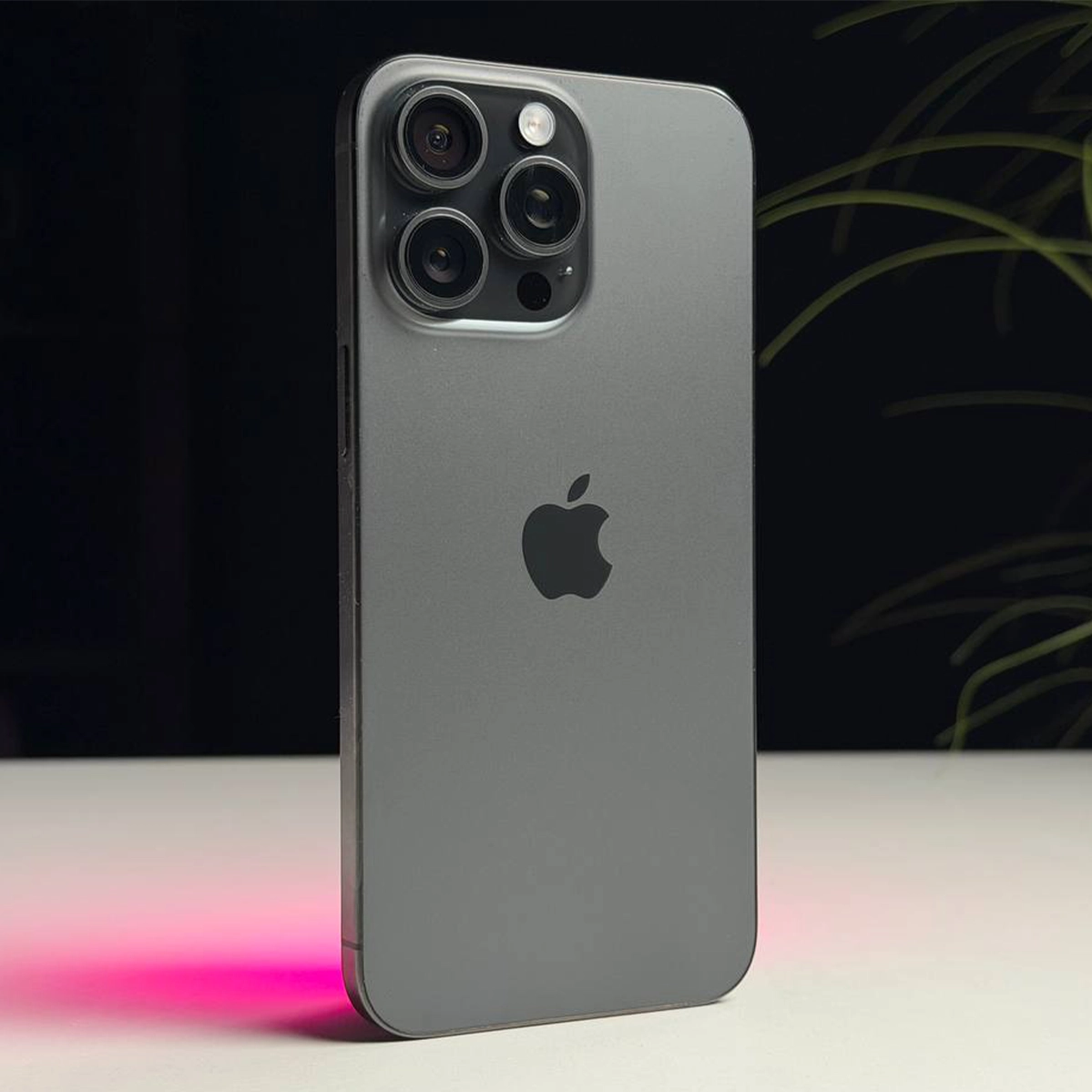 ВЖИВАНИЙ Б/У Apple iPhone 15 Pro Max 256GB Black Titanium (MU773) - Состояние: хороший | Аккумулятор: 100% | Комплектация: iPhone, кабель | Гарантия: 3 мес.