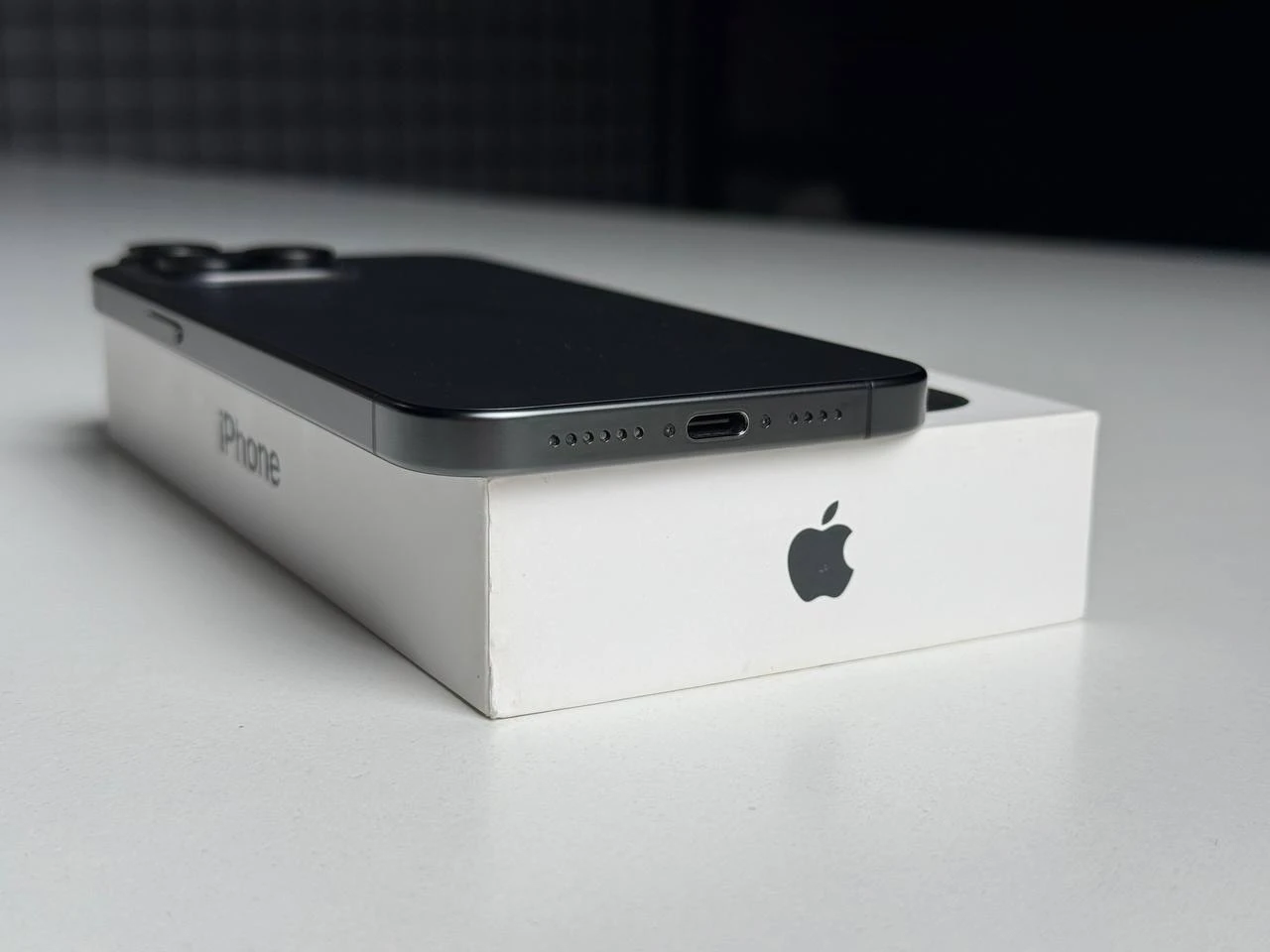 ВЖИВАНИЙ Б/У Apple iPhone 15 Pro Max 256GB Black Titanium (MU773) - Состояние: хороший | Аккумулятор: 90% | Комплектация: полный | Гарантія: 3 мес.