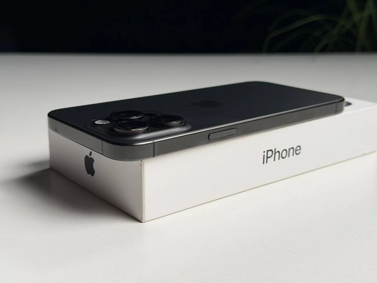 ВЖИВАНИЙ Б/У Apple iPhone 15 Pro Max 256GB Black Titanium (MU773) - Состояние: удовлетворительный | Аккумулятор: 88% | Комплектация: полный | Гарантия: 3 мес.