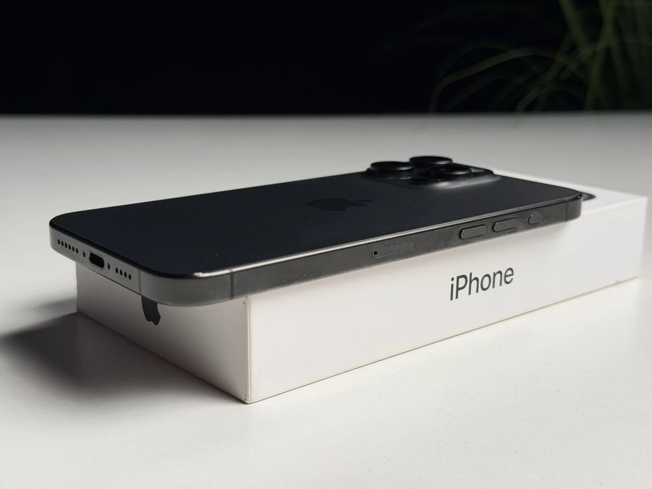 ВЖИВАНИЙ Б/У Apple iPhone 15 Pro Max 256GB Black Titanium (MU773) - Состояние: удовлетворительный | Аккумулятор: 88% | Комплектация: полный | Гарантия: 3 мес.