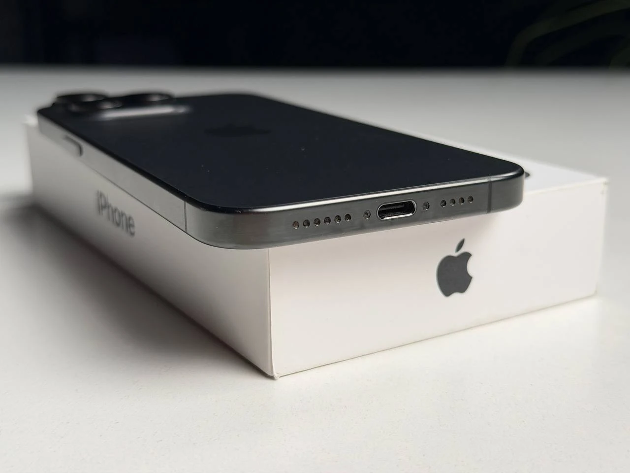 ВЖИВАНИЙ Б/У Apple iPhone 15 Pro Max 256GB Black Titanium (MU773) - Состояние: удовлетворительный | Аккумулятор: 88% | Комплектация: полный | Гарантия: 3 мес.