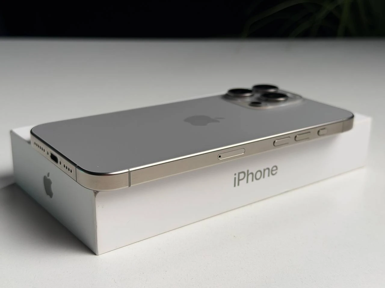 ВЖИВАНИЙ Б/У Apple iPhone 15 Pro Max 256GB Natural Titanium (MU793) - Состояние: идеальный | Аккумулятор: 100% | Комплектация: полный | Гарантия: 3 мес.