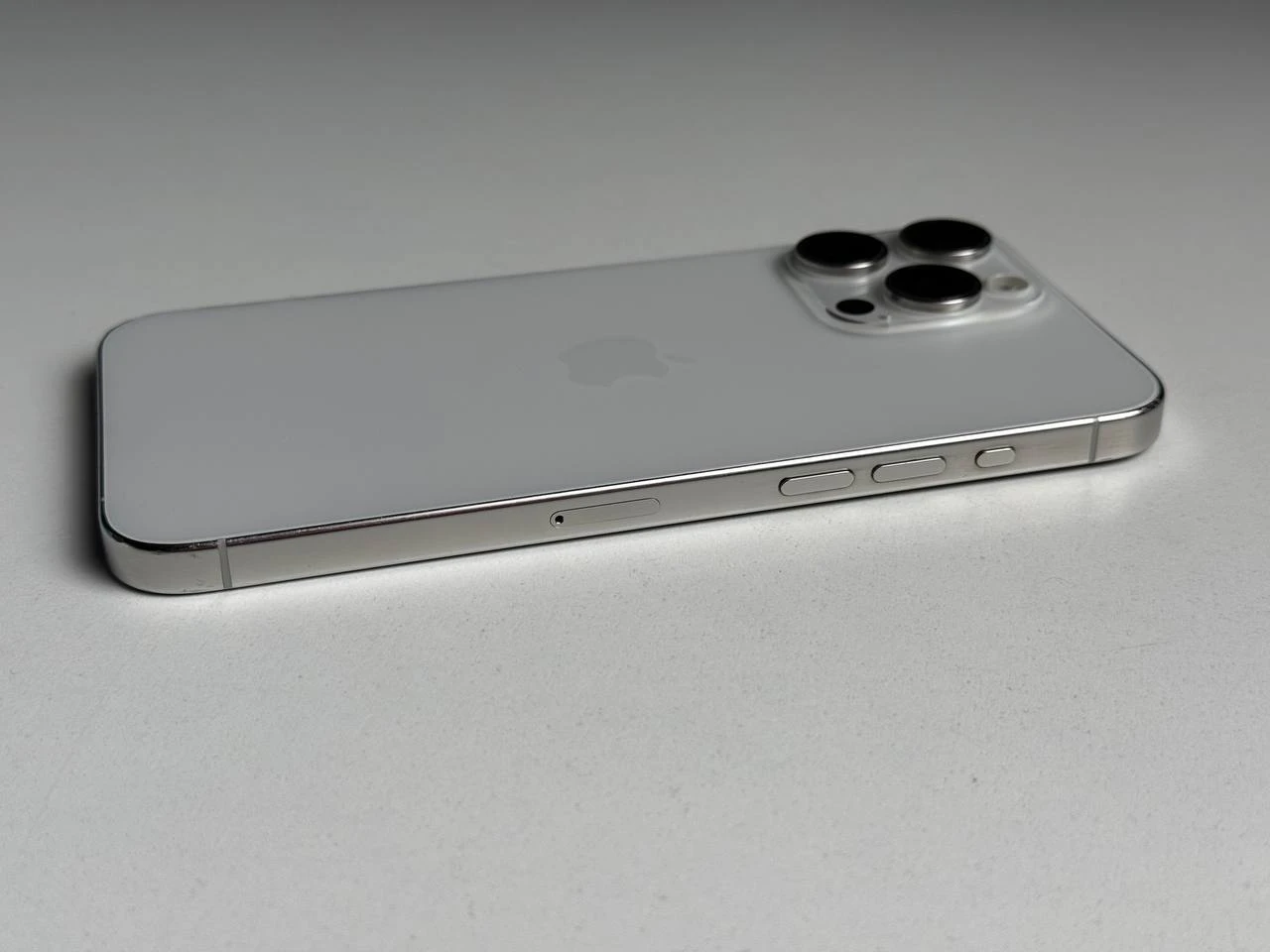 ВЖИВАНИЙ Б/У Apple iPhone 15 Pro Max 256GB White Titanium (MU783) - Состояние: удовлетворительный | Аккумулятор: 100% | Комплектация: iPhone, кабель | Гарантія: 3 мес.