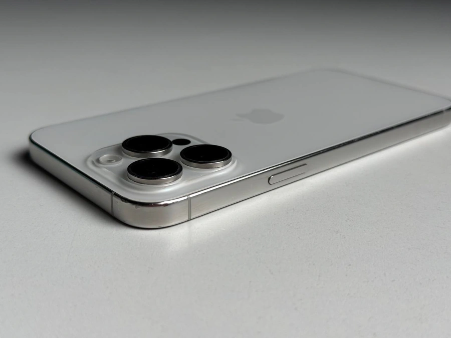 ВЖИВАНИЙ Б/У Apple iPhone 15 Pro Max 256GB White Titanium (MU783) - Стан: задовільний | Акумулятор: 100% | Комплектація: iPhone, кабель | Гарантія: 3 міс.