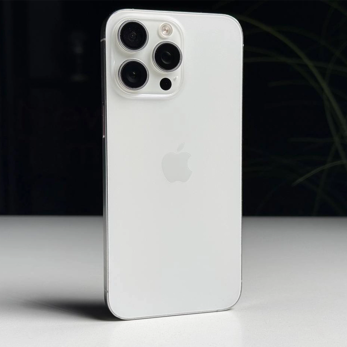 ВЖИВАНИЙ Б/У Apple iPhone 15 Pro Max 256GB White Titanium (MU783) - Состояние: удовлетворительный | Аккумулятор: 100% | Комплектация: iPhone, кабель | Гарантія: 3 мес.