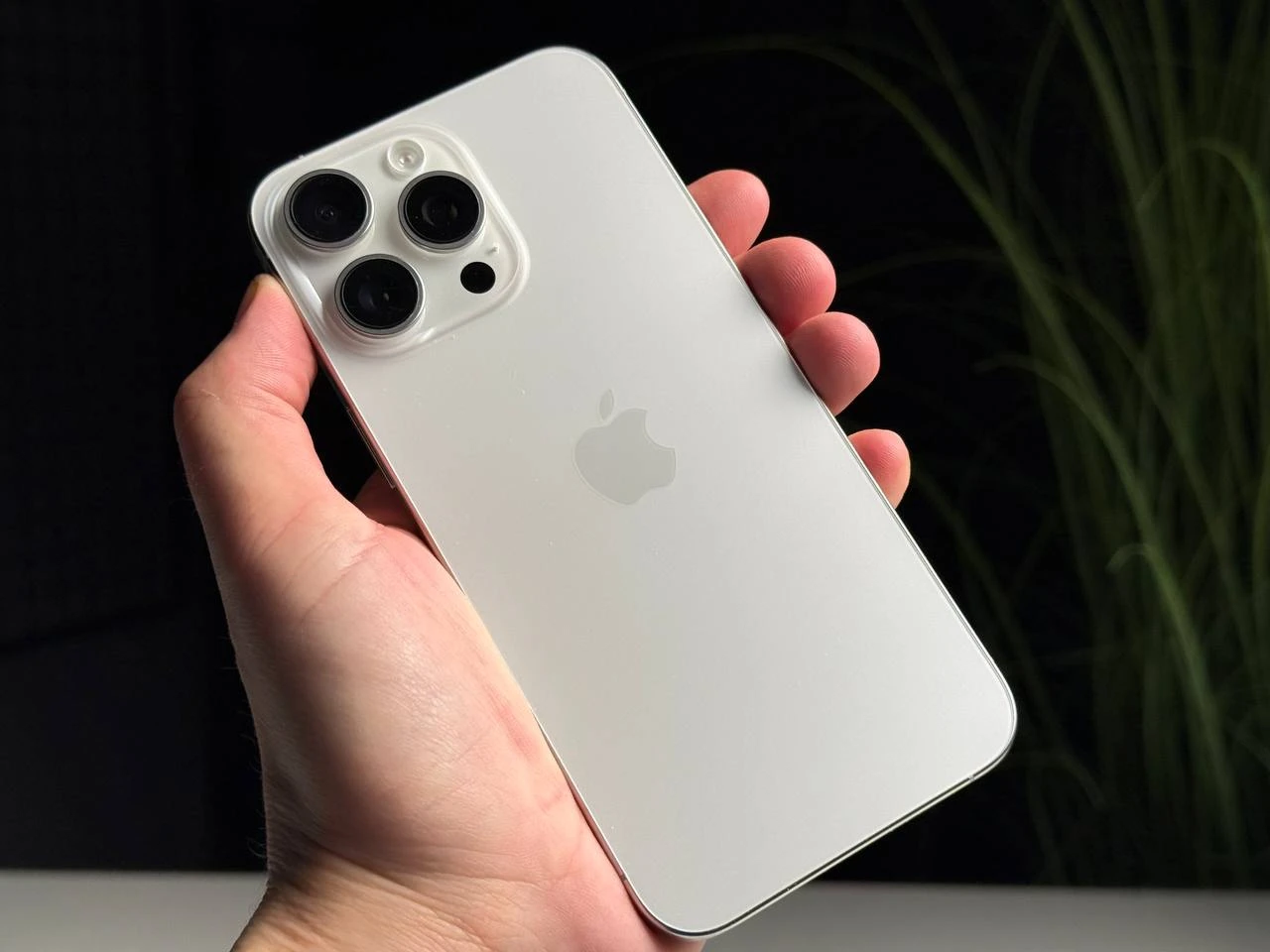 ВЖИВАНИЙ Б/У Apple iPhone 15 Pro Max 256GB White Titanium (MU783) - Состояние: удовлетворительный | Аккумулятор: 89% | Комплектация: iPhone, кабель | Гарантія: 3 мес.