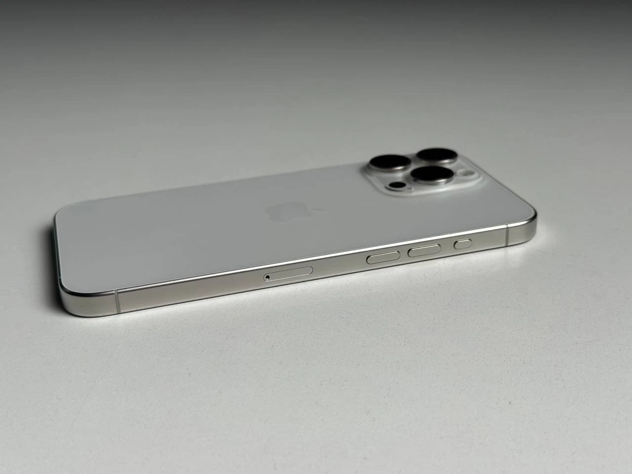 ВЖИВАНИЙ Б/У Apple iPhone 15 Pro Max 256GB White Titanium (MU783) - Состояние: удовлетворительный | Аккумулятор: 89% | Комплектация: iPhone, кабель | Гарантія: 3 мес.