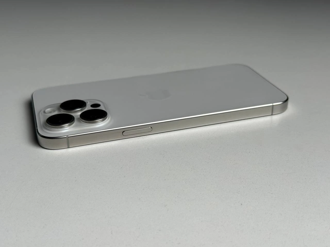 ВЖИВАНИЙ Б/У Apple iPhone 15 Pro Max 256GB White Titanium (MU783) - Состояние: удовлетворительный | Аккумулятор: 89% | Комплектация: iPhone, кабель | Гарантія: 3 мес.