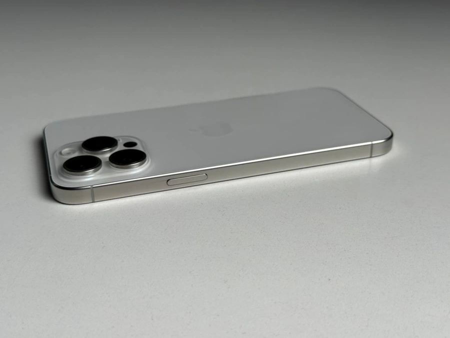ВЖИВАНИЙ Б/У Apple iPhone 15 Pro Max 256GB White Titanium (MU783) - Состояние: удовлетворительный | Аккумулятор: 89% | Комплектация: iPhone, кабель | Гарантія: 3 мес.