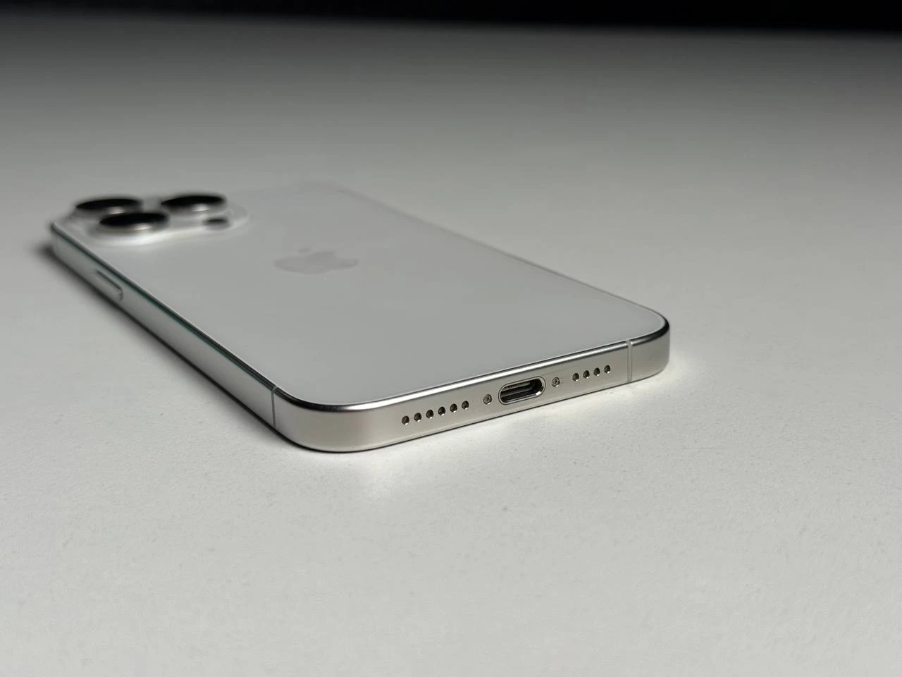 ВЖИВАНИЙ Б/У Apple iPhone 15 Pro Max 256GB White Titanium (MU783) - Состояние: удовлетворительный | Аккумулятор: 89% | Комплектация: iPhone, кабель | Гарантія: 3 мес.