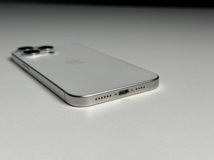 ВЖИВАНИЙ Б/У Apple iPhone 15 Pro Max 256GB White Titanium (MU783) - Состояние: удовлетворительный | Аккумулятор: 89% | Комплектация: iPhone, кабель | Гарантія: 3 мес.