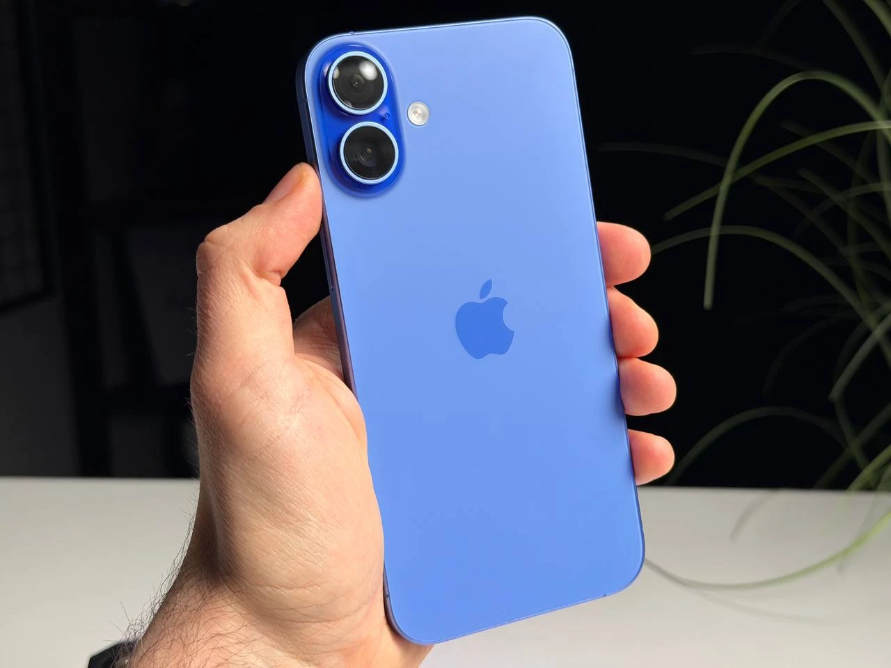 ВЖИВАНИЙ Б/У Apple iPhone 16 Plus 128GB Ultramarine (MXVX3) - Состояние: хороший | Аккумулятор: 100% | Комплектация: iPhone, кабель | Гарантия: 3 мес.