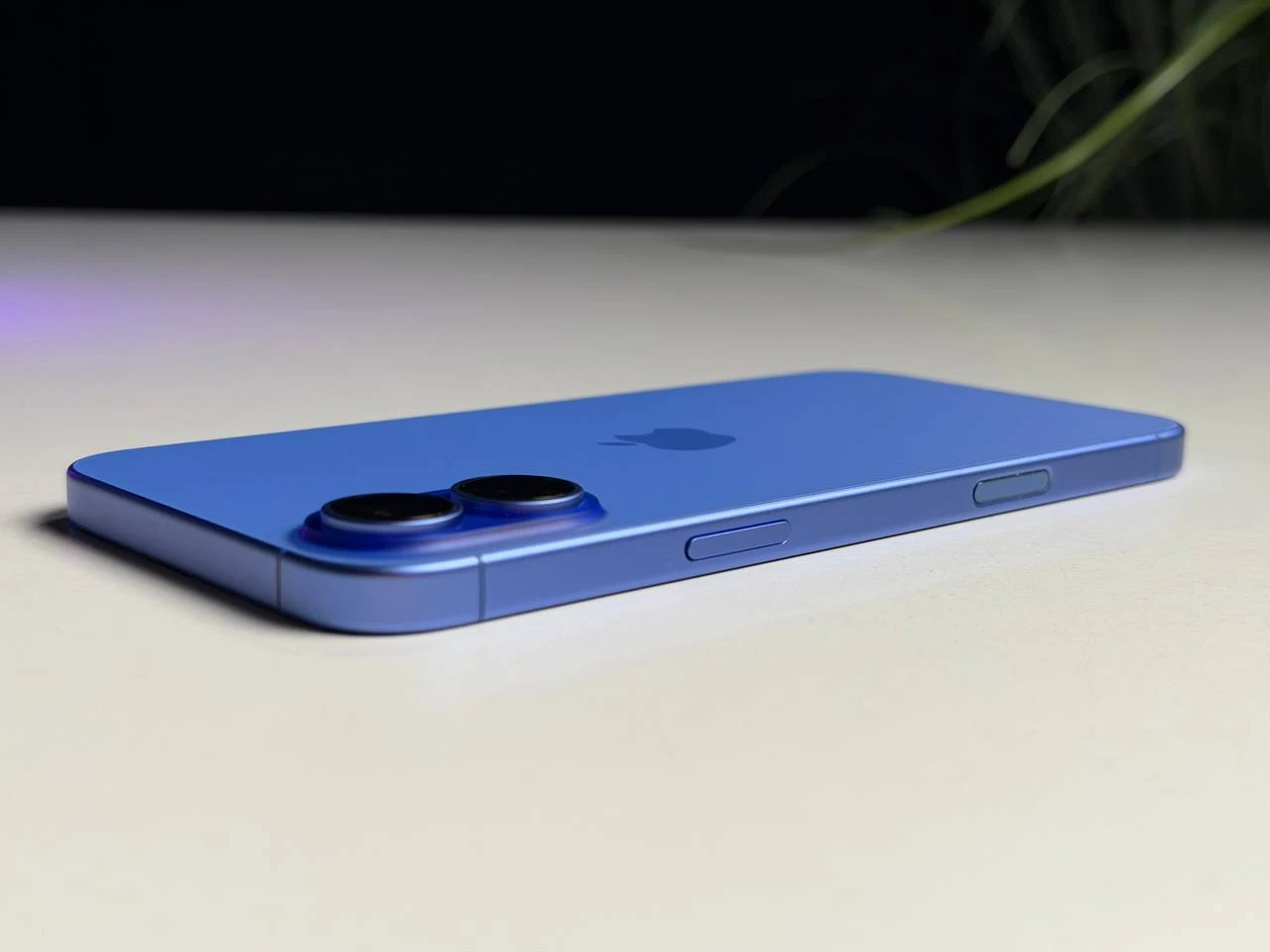 ВЖИВАНИЙ Б/У Apple iPhone 16 Plus 128GB Ultramarine (MXVX3) - Состояние: хороший | Аккумулятор: 100% | Комплектация: iPhone, кабель | Гарантия: 3 мес.