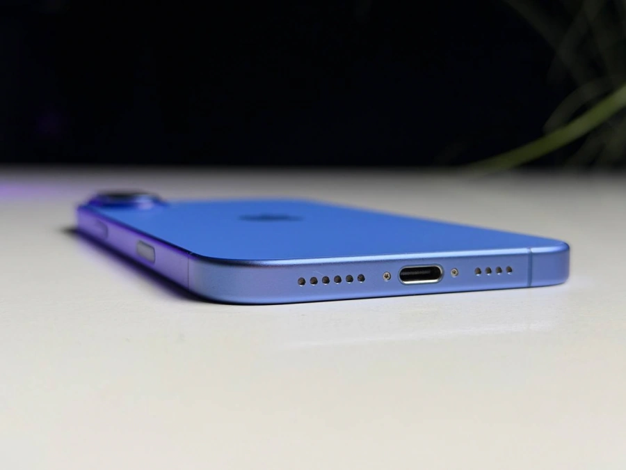 ВЖИВАНИЙ Б/У Apple iPhone 16 Plus 128GB Ultramarine (MXVX3) - Состояние: хороший | Аккумулятор: 100% | Комплектация: iPhone, кабель | Гарантия: 3 мес.