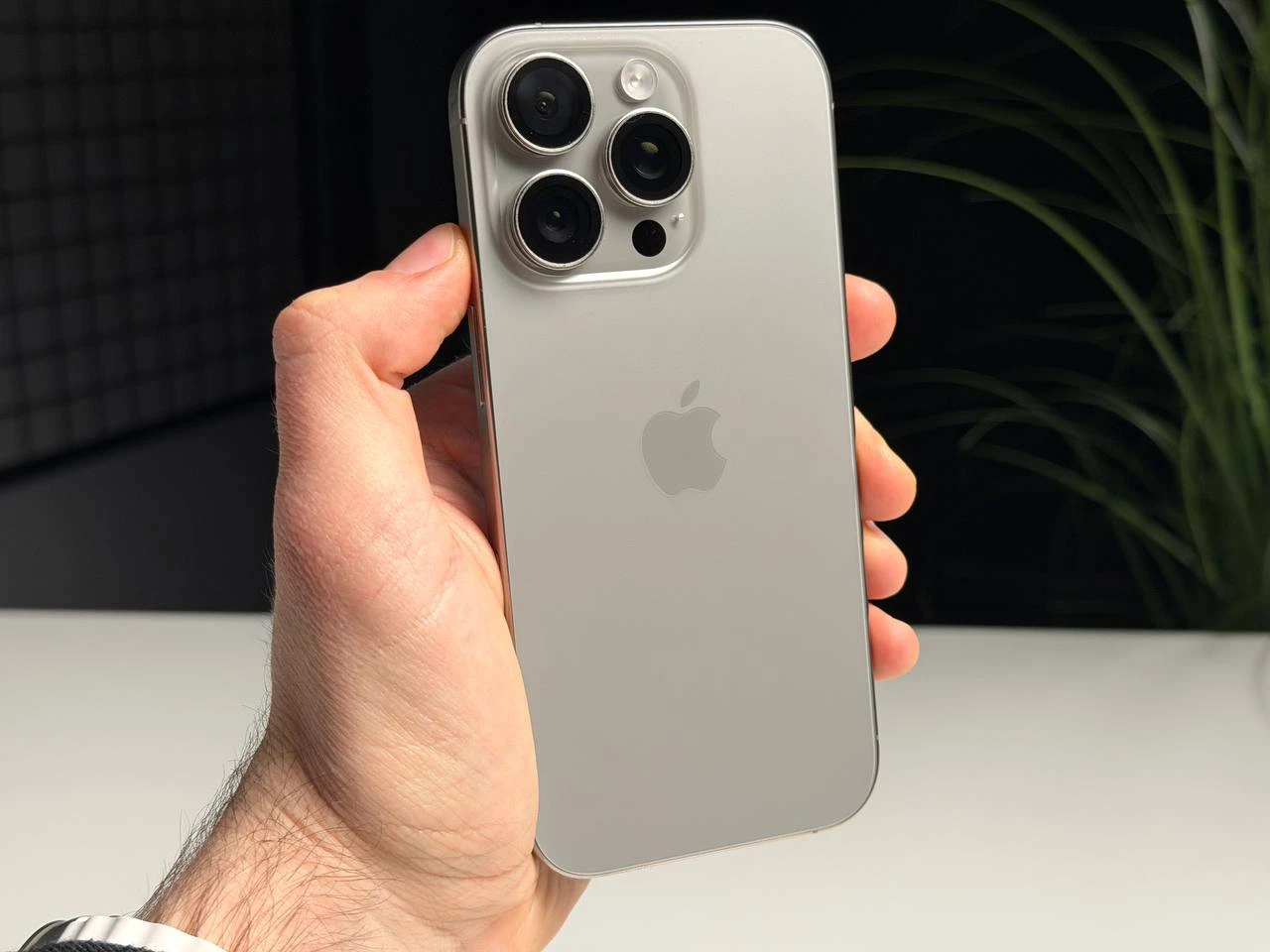 ВЖИВАНИЙ Б/У Apple iPhone 16 Pro 256GB Natural Titanium (MYNL3) - Состояние: хороший | Аккумулятор: 93% | Комплектация: iPhone, кабель | Гарантия: 3 мес.