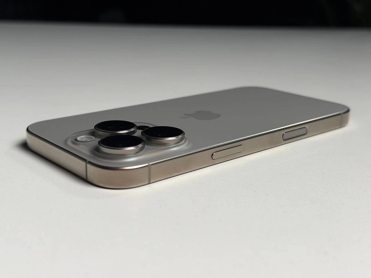 ВЖИВАНИЙ Б/У Apple iPhone 16 Pro 256GB Natural Titanium (MYNL3) - Состояние: хороший | Аккумулятор: 93% | Комплектация: iPhone, кабель | Гарантия: 3 мес.