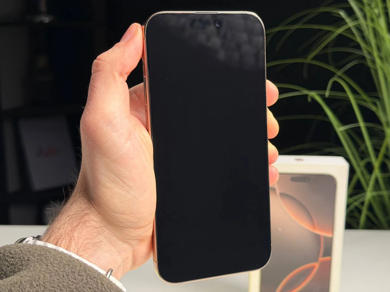 ВЖИВАНИЙ Б/У Apple iPhone 16 Pro Max 512GB Desert Titanium (MYX23) - Состояние: хороший | Аккумулятор: 100% | Комплектация: полный | Гарантия: 3 мес.