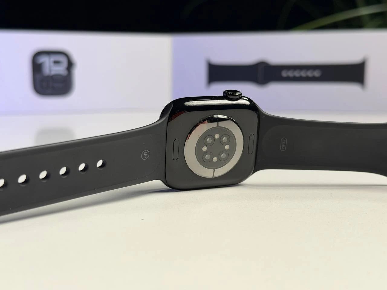 ВЖИВАНИЙ Б/У Apple Watch Series 10 GPS 42mm Jet Black Aluminum Case with Black Sport Band - S/M (MWWE3) - Состояние: хороший | Аккумулятор: 100% | Комплектация: полный | Гарантия: 3 мес.