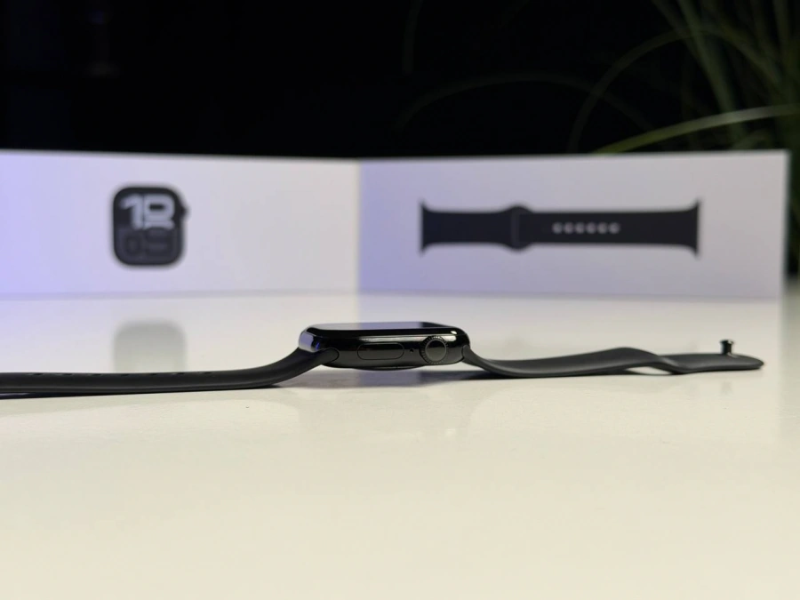ВЖИВАНИЙ Б/У Apple Watch Series 10 GPS 42mm Jet Black Aluminum Case with Black Sport Band - S/M (MWWE3) - Состояние: хороший | Аккумулятор: 100% | Комплектация: полный | Гарантия: 3 мес.
