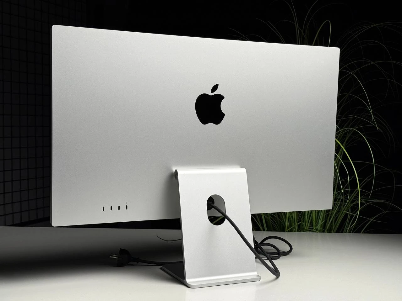 ВЖИВАНИЙ Б/У Монитор Apple Studio Display with Tilt Adjustable Stand [Standard Glass] (MK0U3, MYJG3) - Состояние: хороший | Комплектация: полный | Гарантия: 3 мес.