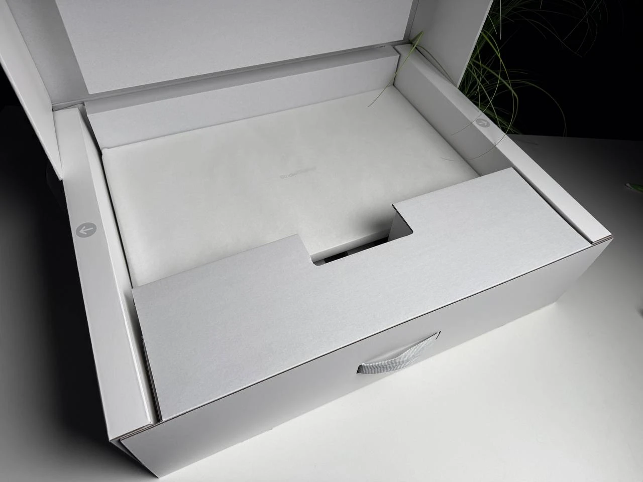 ВЖИВАНИЙ Б/У Монитор Apple Studio Display with Tilt Adjustable Stand [Standard Glass] (MK0U3, MYJG3) - Состояние: хороший | Комплектация: полный | Гарантия: 3 мес.