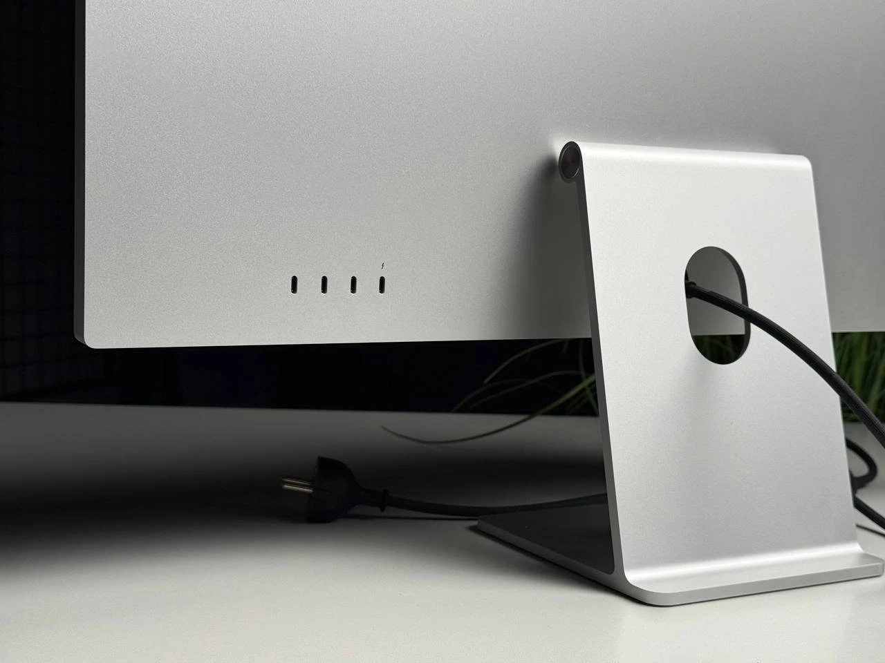 ВЖИВАНИЙ Б/У Монитор Apple Studio Display with Tilt Adjustable Stand [Standard Glass] (MK0U3, MYJG3) - Состояние: хороший | Комплектация: полный | Гарантия: 3 мес.