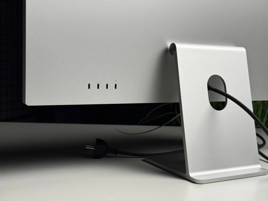 ВЖИВАНИЙ Б/У Монітор Apple Studio Display with Tilt Adjustable Stand [Standard Glass] (MK0U3, MYJG3) - Стан: гарний | Комплектація: повний | Гарантія: 3 міс.