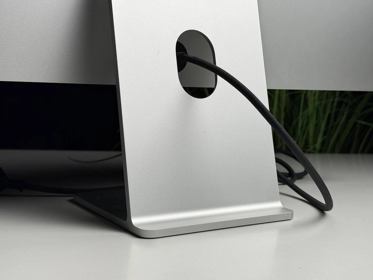 ВЖИВАНИЙ Б/У Монитор Apple Studio Display with Tilt Adjustable Stand [Standard Glass] (MK0U3, MYJG3) - Состояние: хороший | Комплектация: полный | Гарантия: 3 мес.