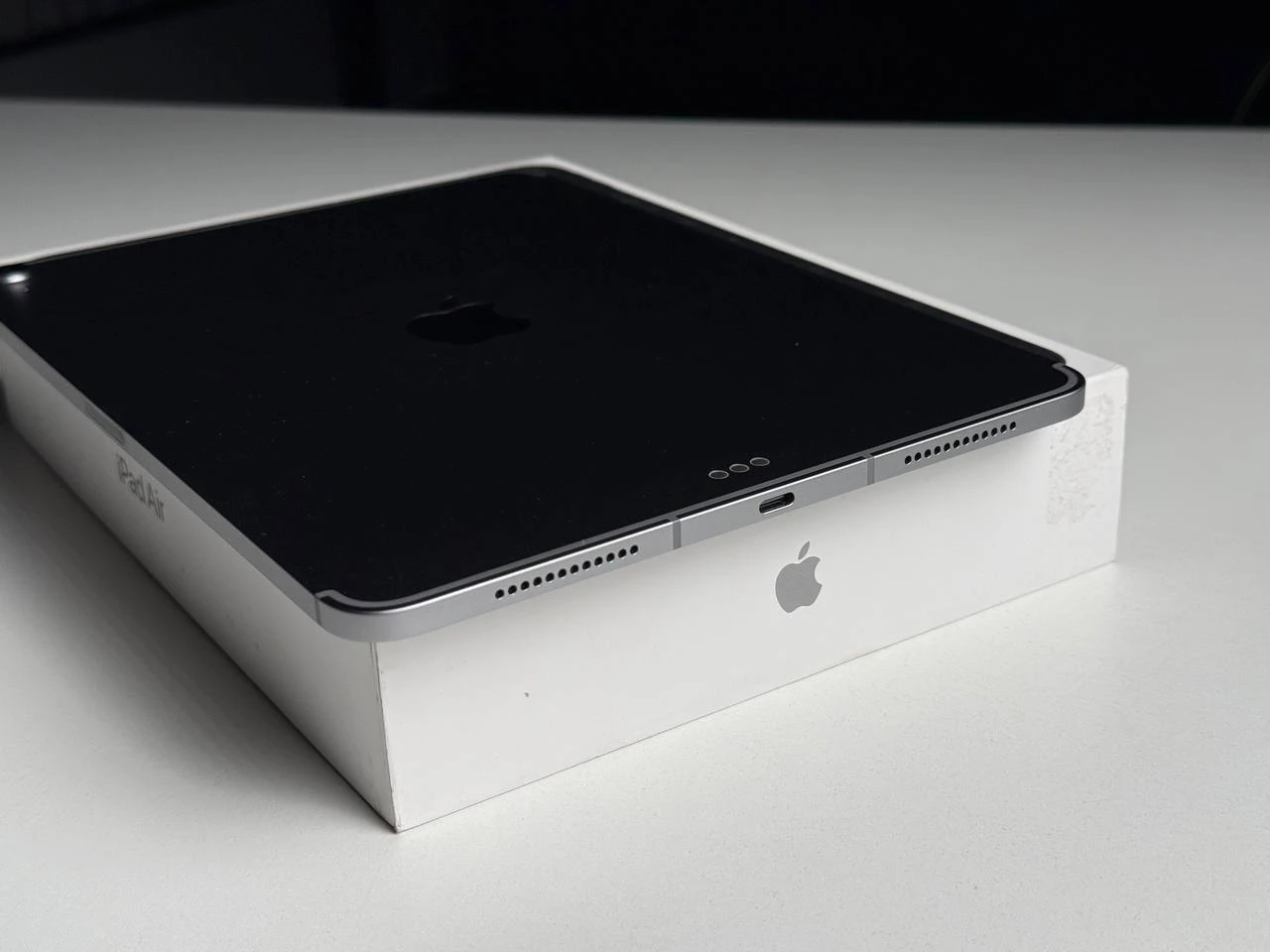 ВИТРИННЫЙ Планшет Apple iPad Air 11'' M3 2025 Wi-Fi + Cellular 256GB Space Gray (MCG04) - Состояние: идеальный | Аккумулятор: 100% | Комплектация: полный | Гарантия: 3 мес.