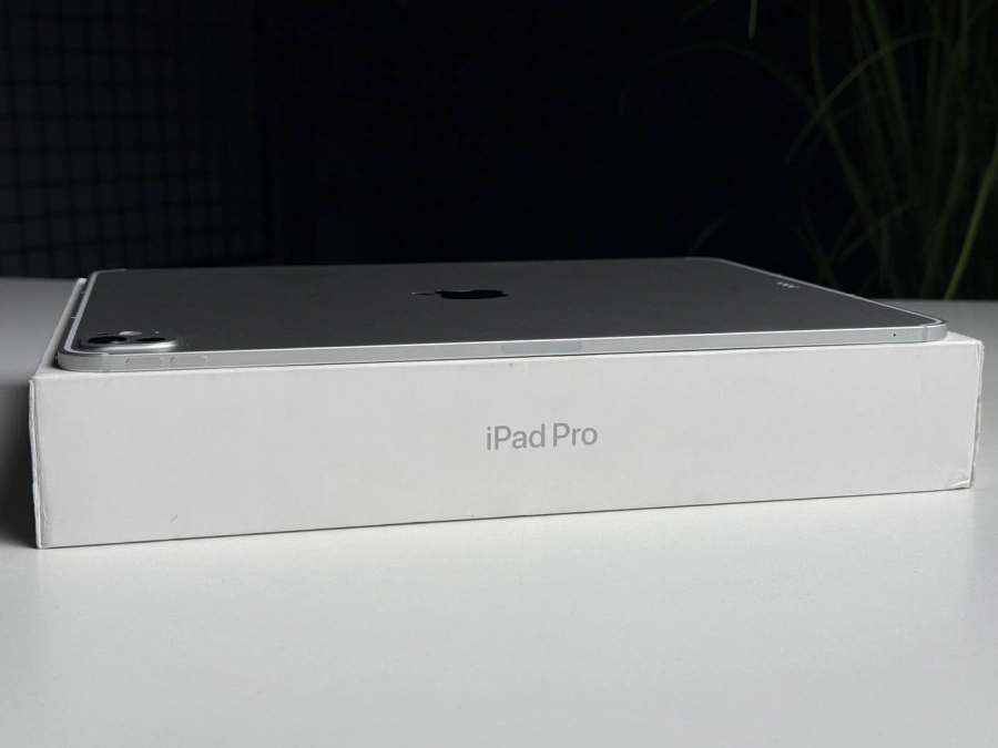ВЖИВАНИЙ Б/У Планшет Apple iPad Pro 13" M4 2024 Wi-Fi + Cellular 256GB with Standard glass - Silver (MVXT3) - Стан: гарний | Акумулятор: 100% | Комплектація: повний | Гарантія: 3 міс.