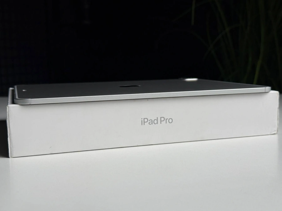 ВЖИВАНИЙ Б/У Планшет Apple iPad Pro 13" M4 2024 Wi-Fi + Cellular 256GB with Standard glass - Silver (MVXT3) - Стан: гарний | Акумулятор: 100% | Комплектація: повний | Гарантія: 3 міс.
