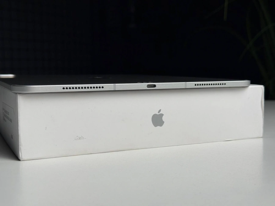 ВЖИВАНИЙ Б/У Планшет Apple iPad Pro 13" M4 2024 Wi-Fi + Cellular 256GB with Standard glass - Silver (MVXT3) - Стан: гарний | Акумулятор: 100% | Комплектація: повний | Гарантія: 3 міс.