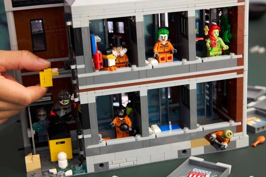 Блоковий конструктор LEGO DC Batman Аркхемський притулок (76300)