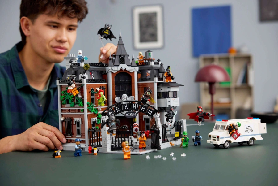 Блоковий конструктор LEGO DC Batman Аркхемський притулок (76300)