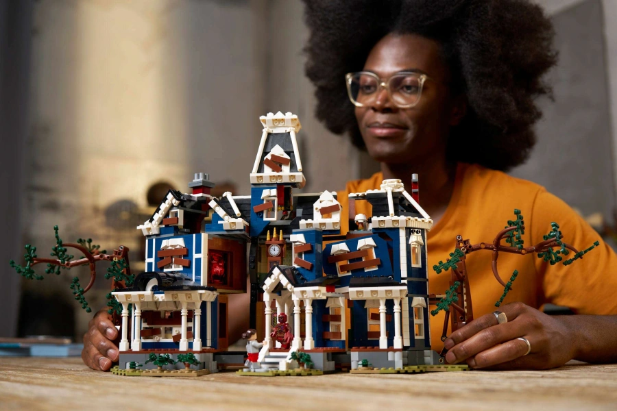 Блоковий конструктор LEGO Icons Дивні дива: Дім Крилів (11370)