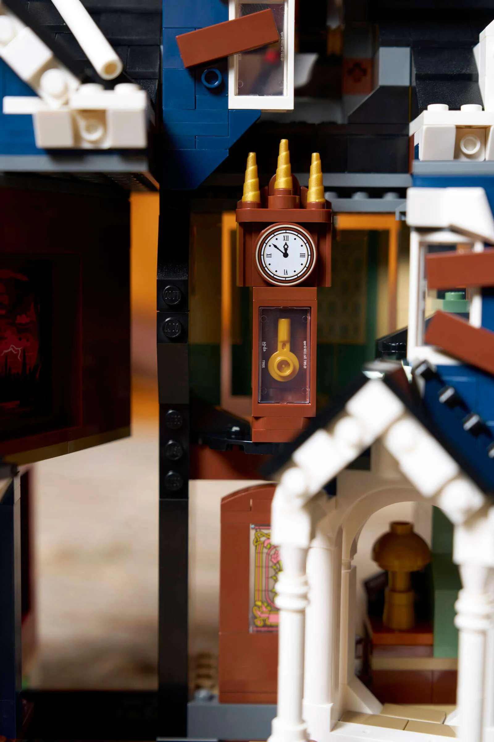 Блоковий конструктор LEGO Icons Дивні дива: Дім Крилів (11370)